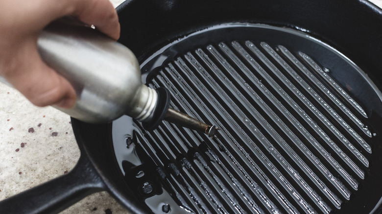 Oiling a cast iron pan
