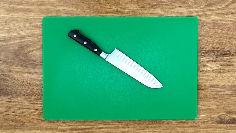 Cutting board and knife