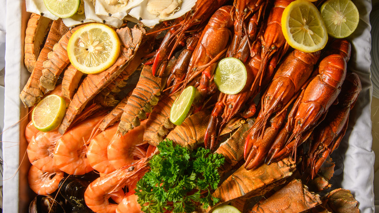 Piring makanan laut dalam cangkang