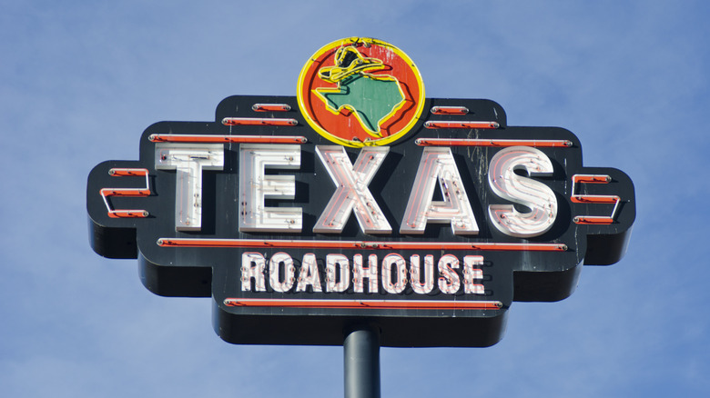 texas roadhouse restaurant sign