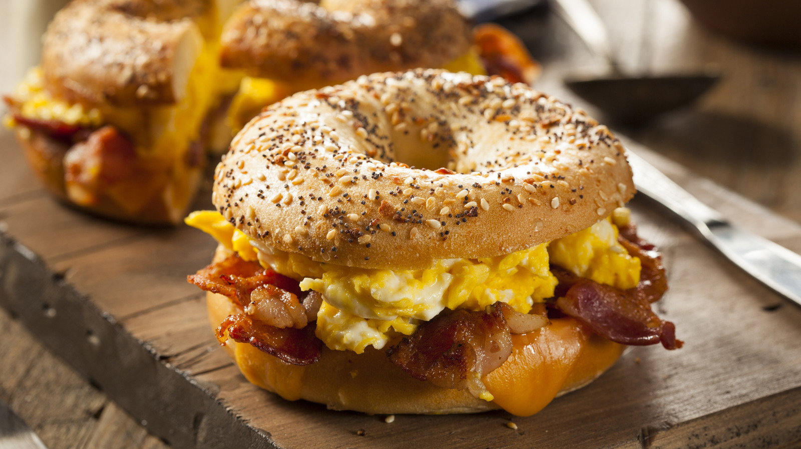 So verleihen Sie Ihrem Sandwich mit Speck, Ei und Käse noch mehr Geschmack