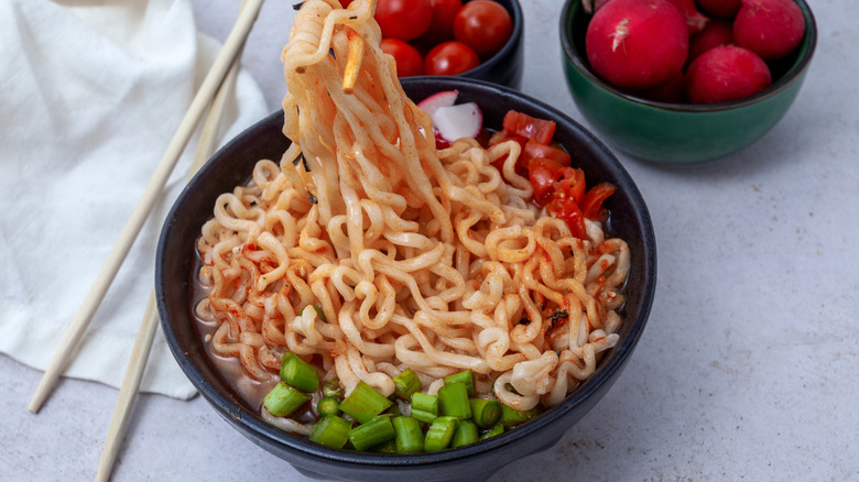 Instant ramen with veggies