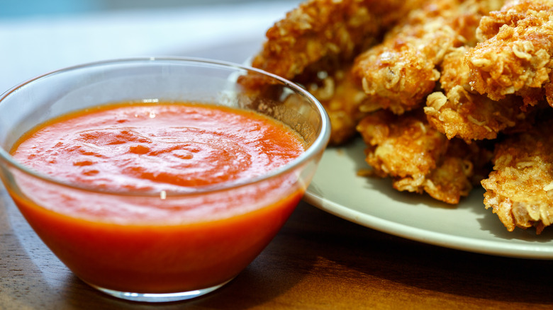 Red fry sauce with chicken strips