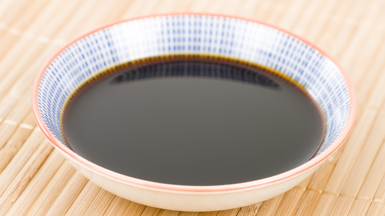 Semangkuk saus teriyaki