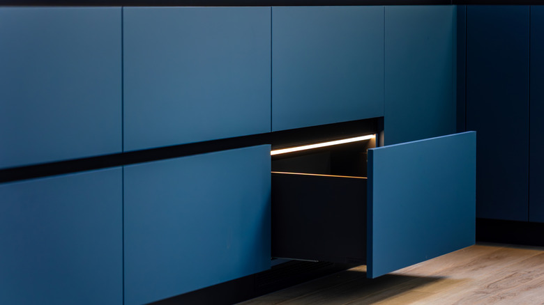 Handleless dark blue drawers