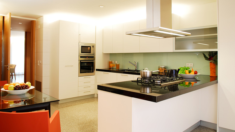 C-shaped kitchen with '80s aesthetic