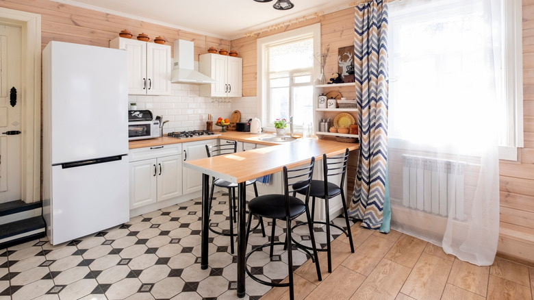 C-shaped kitchen with peninsula and fridge on end