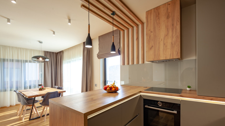 C-shaped kitchen peninsula overlooking dining room