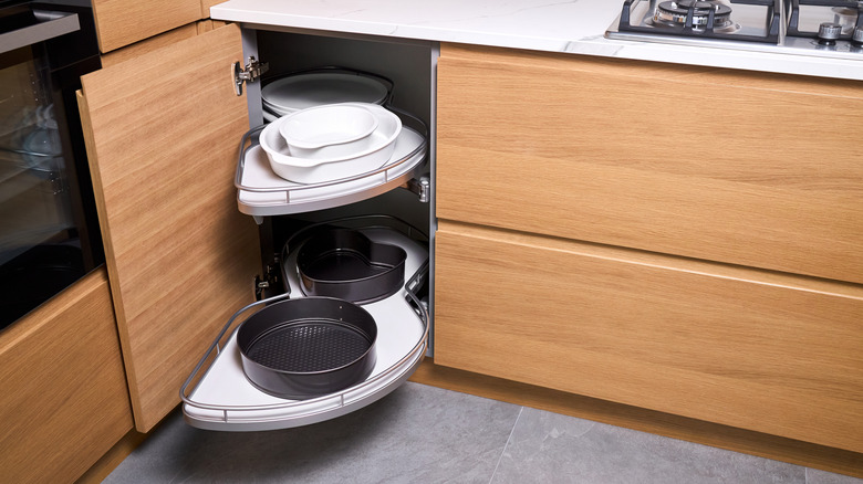 Kidney-shaped blind corner cabinet pull-out