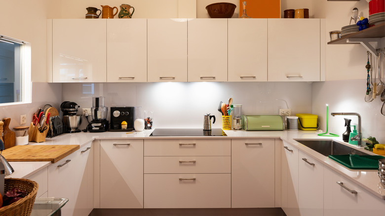 C-shaped white kitchen with decorative accents