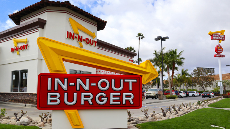 The exterior of an In-N-Out restaurant