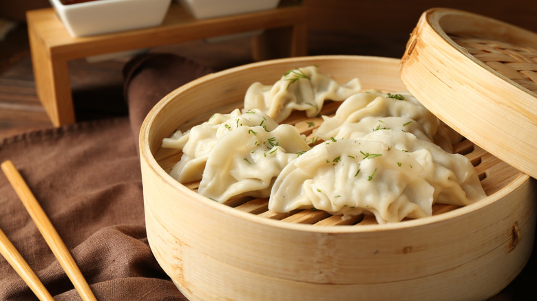 momos in bamboo steamer