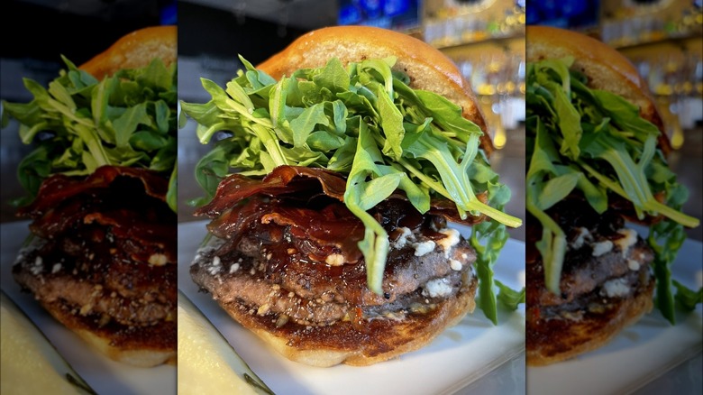 Burger with crispy prosciutto and arugula