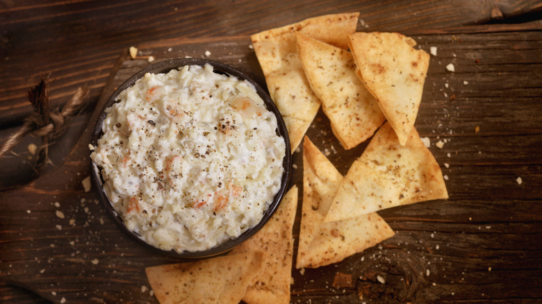 Crab dip with crackers
