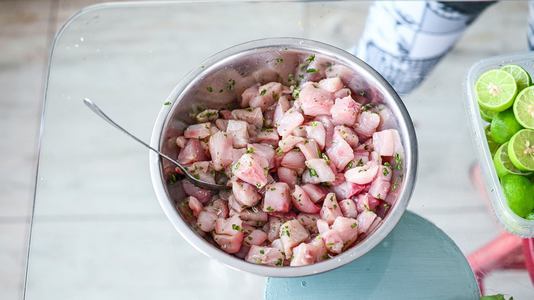 Semangkuk ikan mentah yang dipersiapkan untuk ceviche
