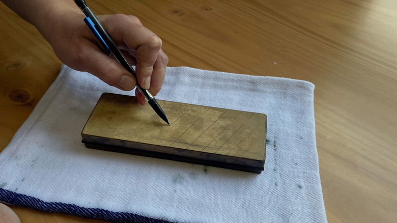 Draw lines on a whetstone with a pencil