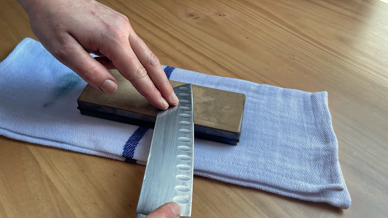 Using the same heel to tip stroke on a 6000 grit stone