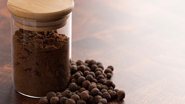 Allspice berries and powder