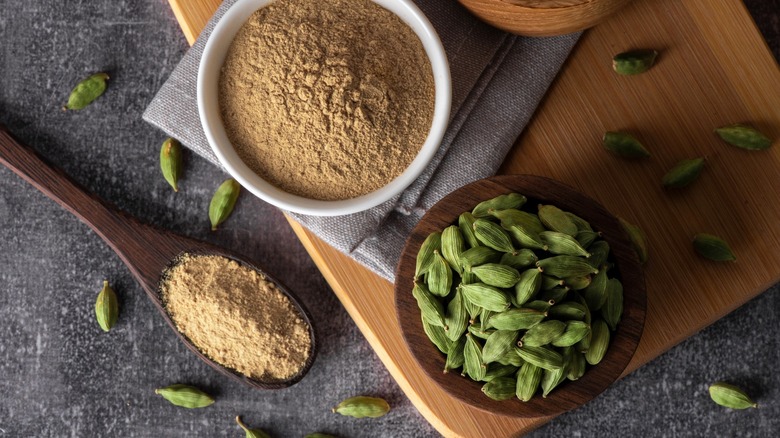 Cardamom powder and pods