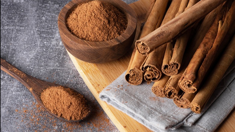 Cinnamon sticks and ground cinnamon