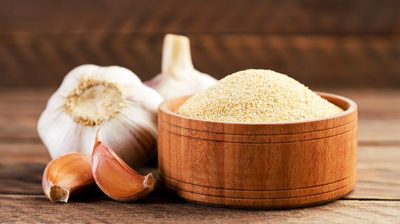 Garlic cloves and garlic powder