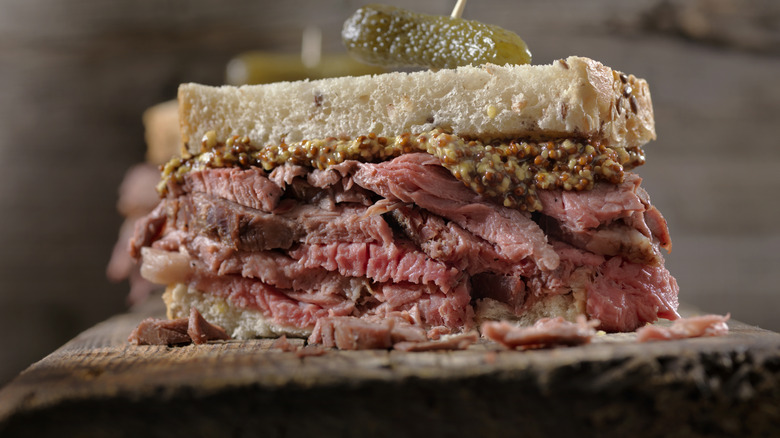 Roast beef sandwich with mustard
