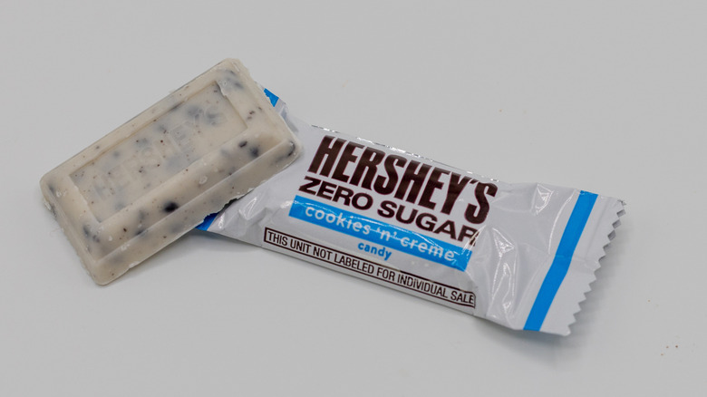 Hershey's Zero-Sugar Cookies 'n' Creme bar on white background
