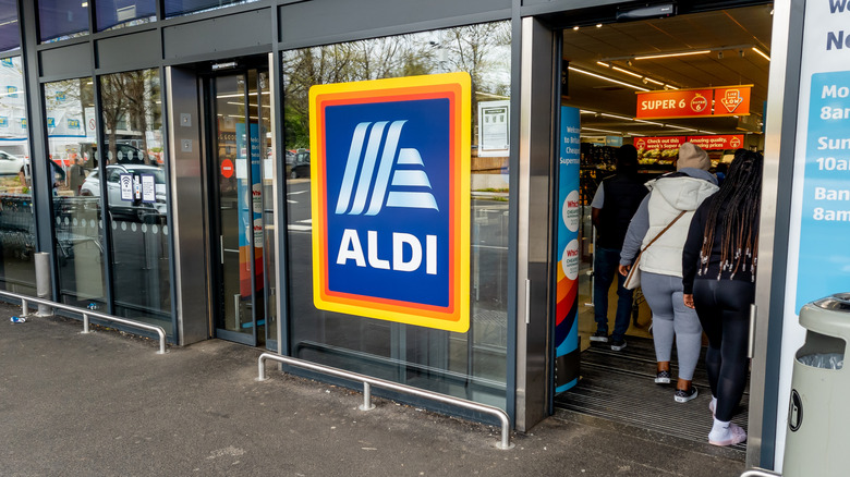 The entrance of an Aldi location.