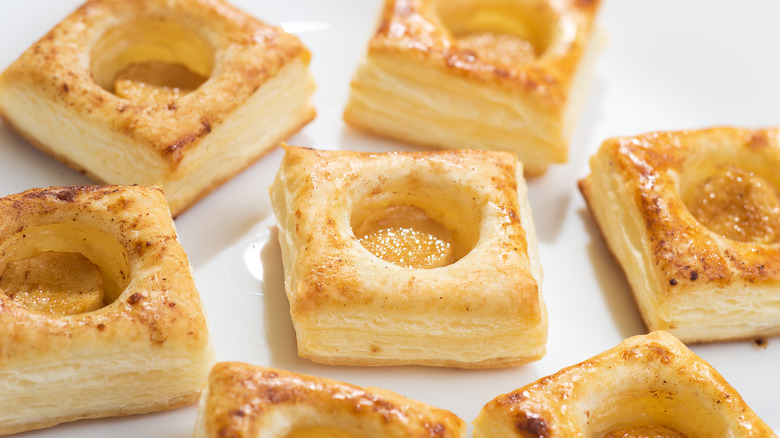 Small puff pastry squares with apple inside