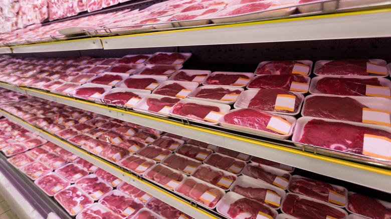 Daging di rak di supermarket