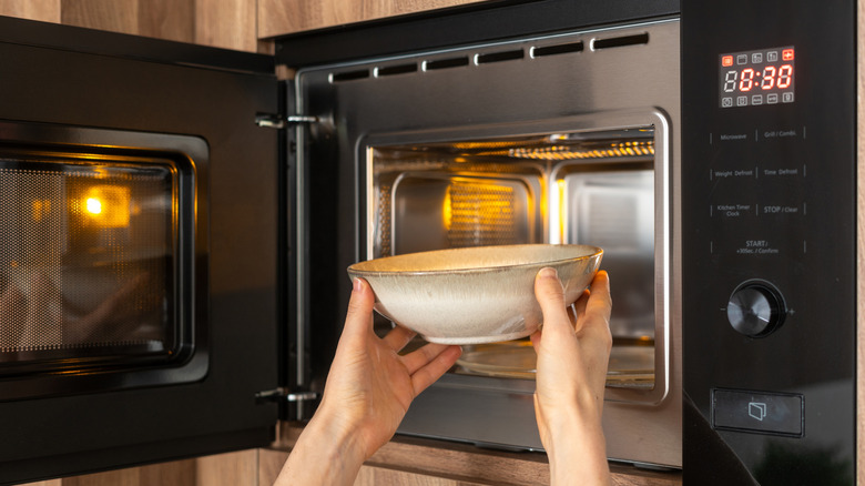Menempatkan mangkuk ke dalam microwave
