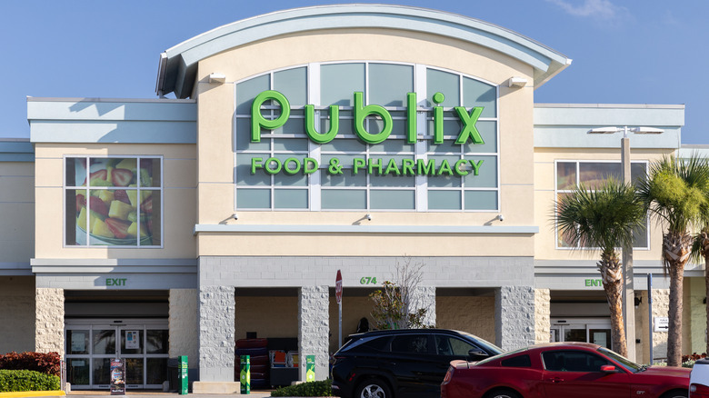 Exterior of a Publix grocery store