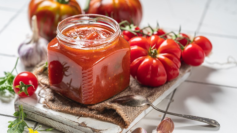 jar of tomato sauce 