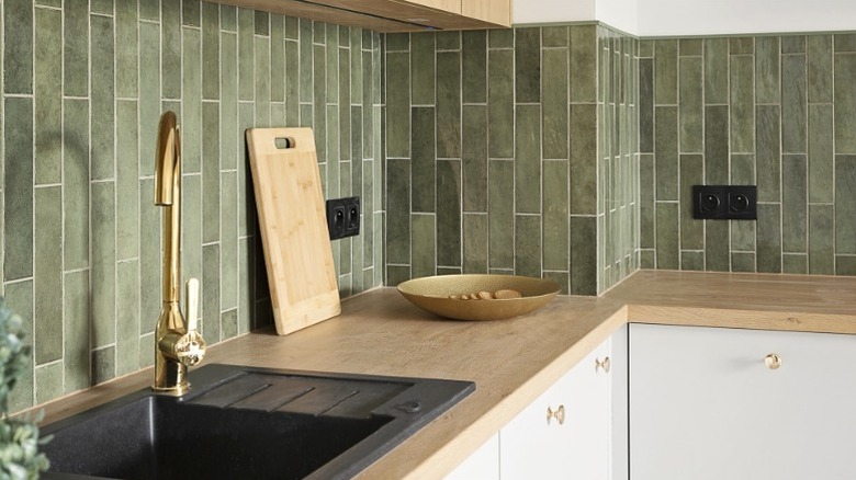Vertical green kitchen backsplash pattern
