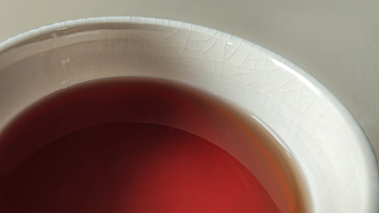 Mug with a network of hairline cracks
