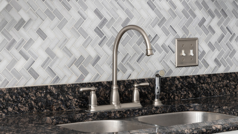 Kitchen backsplash with a tiled design