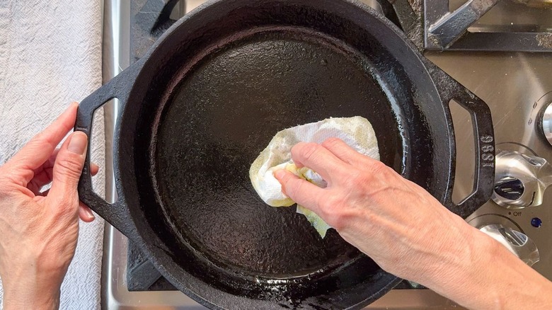 Coating a cast iron skillet with oil using paper towel