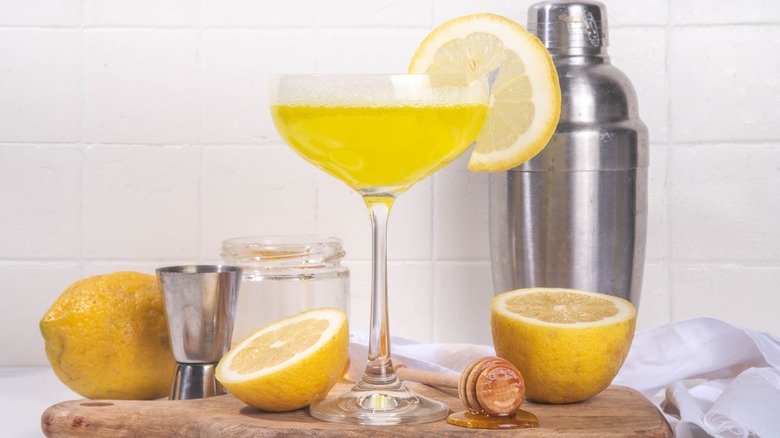 Bee's knees cocktail