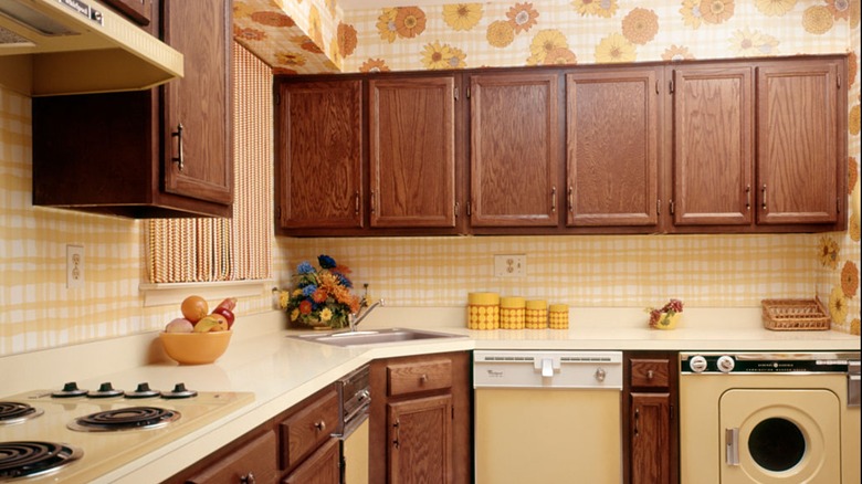 A typical 1970s kitchen in yellow and wood.