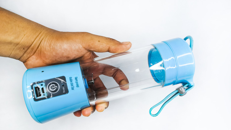 Portable mini blender