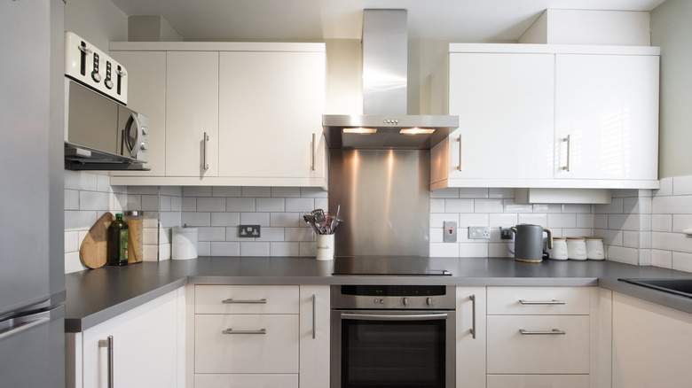 backsplash wrapping around kitchen