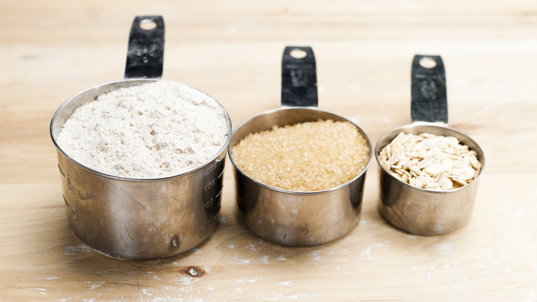 Line of measuring cups