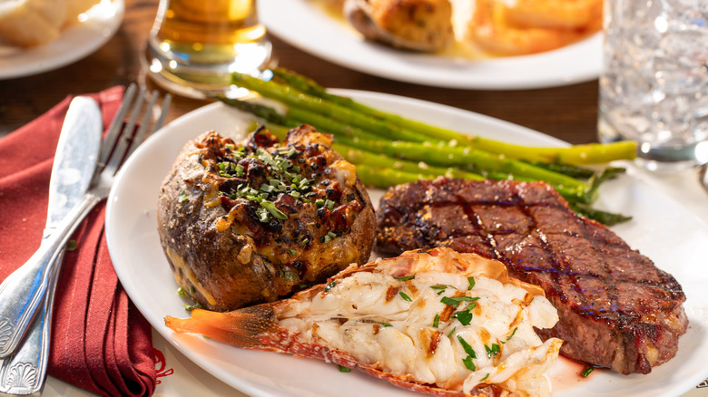 A Longhorn Steakhouse plate of food