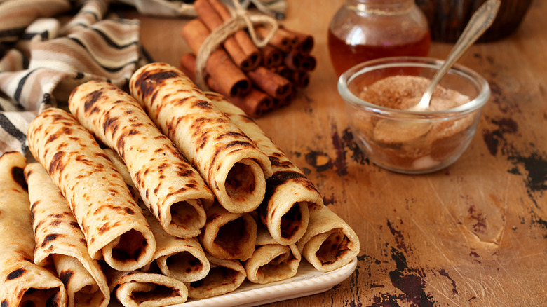 Rolled tortillas with cinnamon