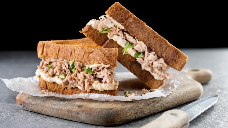 Tuna sandwich with veggies 