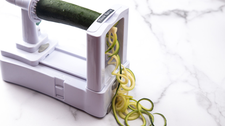 Spiralizer cutting zucchini