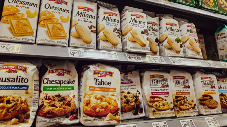 grocery store shelves with cookies