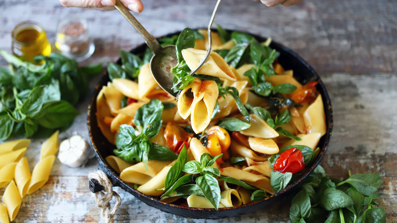 one-pot pasta with tomatoes and basil