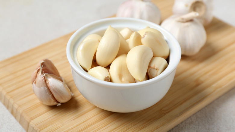 Peeling garlic