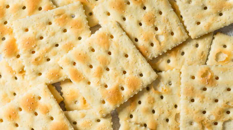 pile of Saltine soda crackers